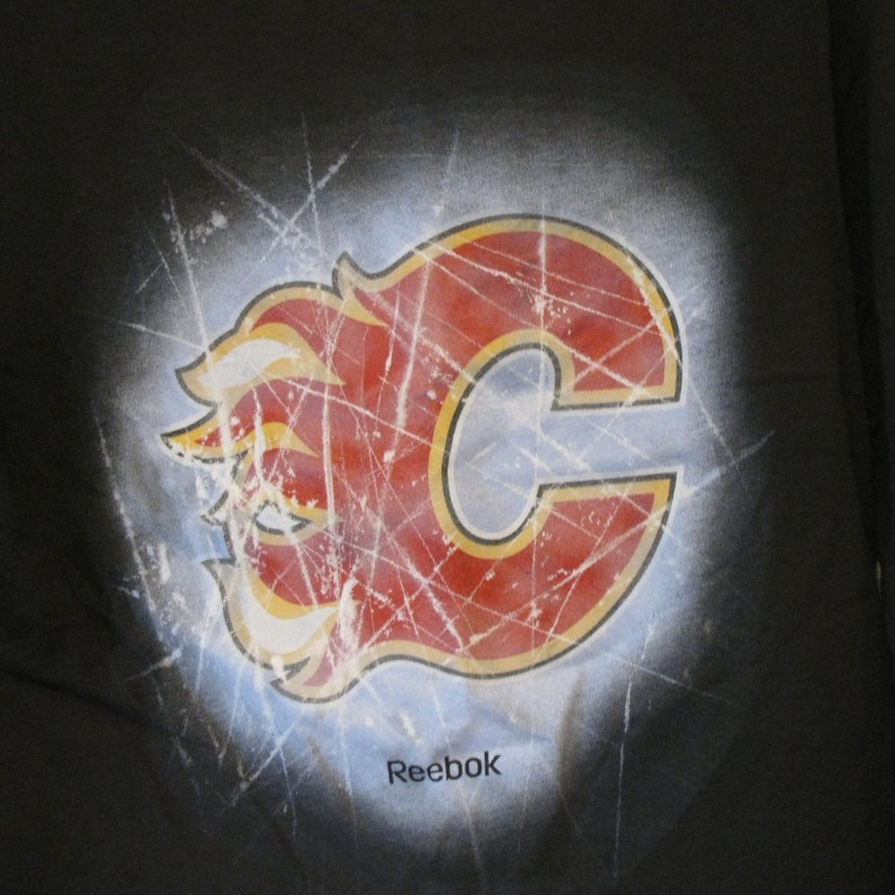 NHL Calgary Flames Boys Tee Medium 5 6 Reebok Face Off Apparel Hockey - Picture 2 of 3